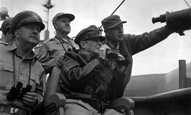 맥아더(오른쪽 두번째) 장군이 1950년 9월 미 해군 상륙지휘함에서 인천상륙작전을 지휘하고 있다. <사진 : 위키피디아>