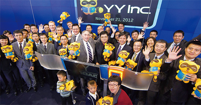 2012년 YY가 나스닥에 상장할 때 모습. 두 번째 줄 오른쪽에서 다섯 번째가 리쉐링 YY 회장이다. <사진 : 나스닥>