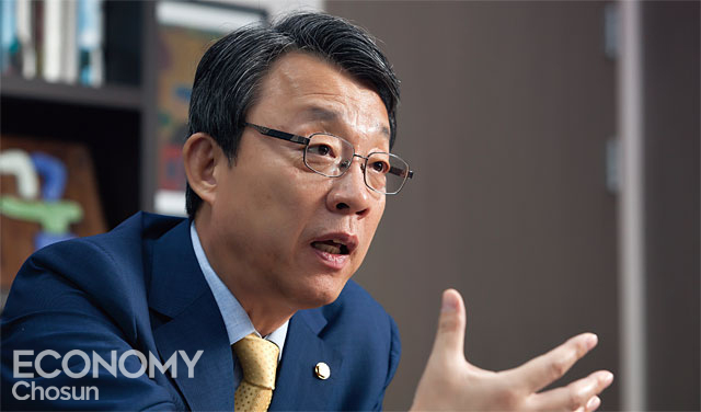 김성식 국민의당 의원은 한국 경제의 재도약을 위해서는 경제성장과 사회안전망 강화를 위한 사회적 합의가 필요하다고 말했다. <사진 : C영상미디어 임영근>