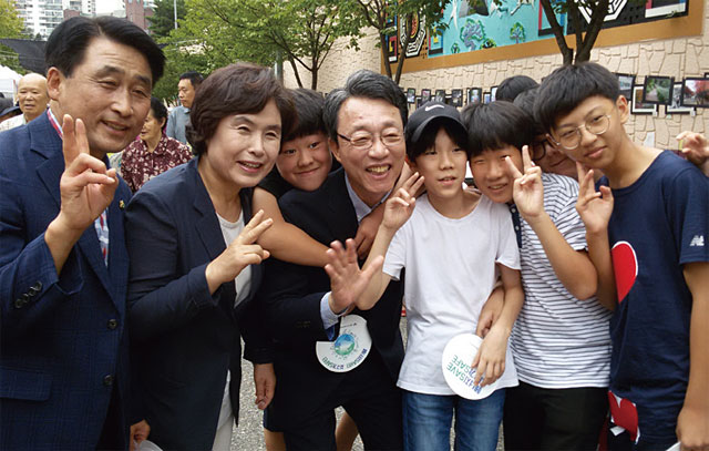 김성식(가운데) 의원이 서울시 관악구 지역구 행사에 참여한 청소년들과 사진을 찍고있다. <사진 : 김성식 의원실>