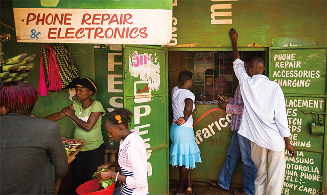 케냐 나이로비의 한 전자제품 대리점에 엠페사 광고가 붙어 있다. <사진 : 블룸버그>