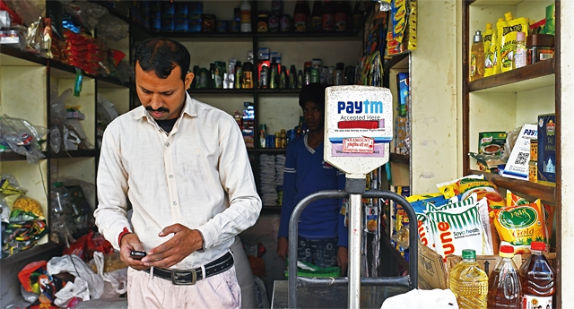 인도 델리의 한 식료품 상점에 페이티엠 결제가 가능하다는 것을 알리는 스티커가 붙어 있다. <사진 : 블룸버그>