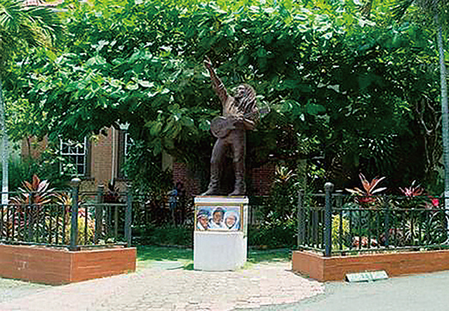 킹스턴에 위치한 밥 말리 박물관. 건물 앞에 밥 말리 동상이 세워져 있다. <사진 : 자메이카 관광청>