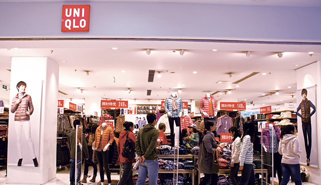 중국 베이징 유니클로 매장에서 고객들이 옷을 보고 있다. 저자는 “유니클로가 고객에게 싸고 질 좋은 옷을 팔면서 성공했다”고 했다.