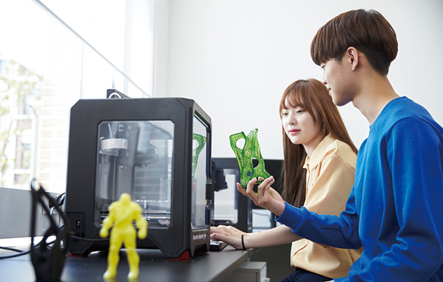 건국대 스마트팩토리 3D프린터실에서 학생들이 시제품을 만들고 있다. <사진 : 건국대>