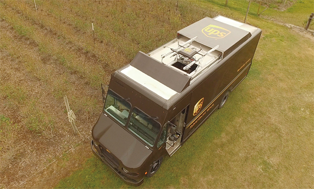 UPS가 지난 2월 미국 플로리다주 탬파에서 배달용 하이브리드 트럭에서 드론을 띄워 물품을 가정에 배달하는 실험을 하고 있다. 배달에 성공한 드론은 정해진 경로를 따라 이동 중인 트럭으로 무사히 귀환했다. <사진 : UPS>