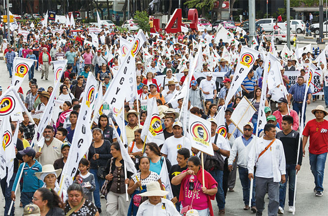 멕시코 노동단체들이 미국의 북미 자유협정 개정 시도에 반발하며 시위를 하고 있다. <사진 : 블룸버그>