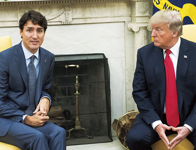 쥐스탱 트뤼도(왼쪽) 캐나다 총리와 도널드 트럼프 미국 대통령. <사진 : 블룸버그>