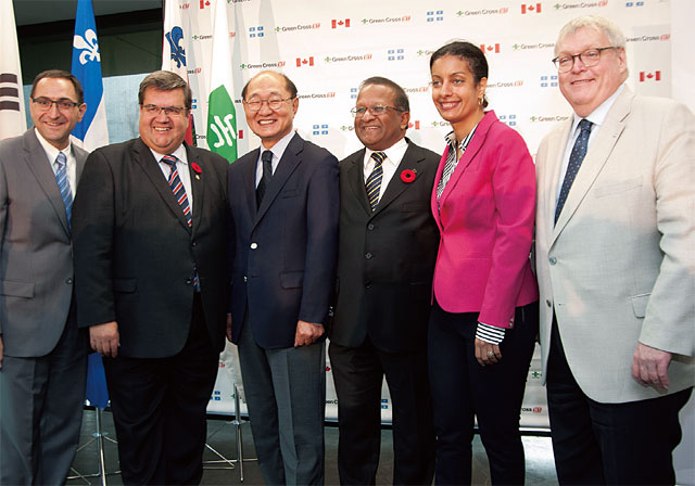 올해 10월 30일 캐나다 퀘벡주에서 열린 녹십자 캐나다 법인 GCBT의 혈액제제 공장 준공식. 드니 코데(왼쪽 두 번째) 몬트리올 시장, 김영호(왼쪽 세 번째) GCBT 대표 등이 참석했다. <사진 : 녹십자>
