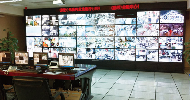 중국 선전의 공상은행 사무실에 설치된 CCTV 관제 센터. <사진 : 하이크비전>