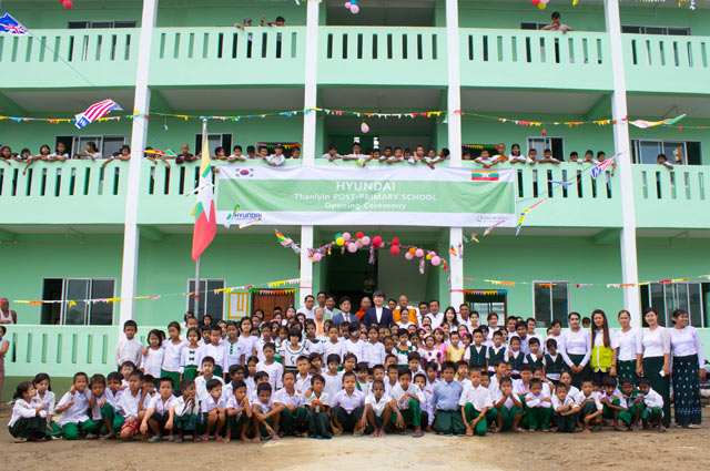 현대건설은 지난 6월 미얀마 딸린타운십 상아티마을에서 초등학교 완공식을 가졌다.