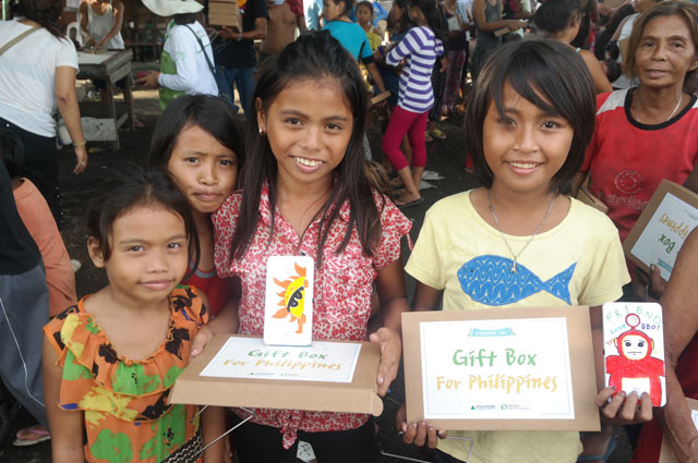 현대건설은 지난 6월 필리핀 코르도바 지역 아이들을 위해 태양광 랜턴 500여개를 전달했다.