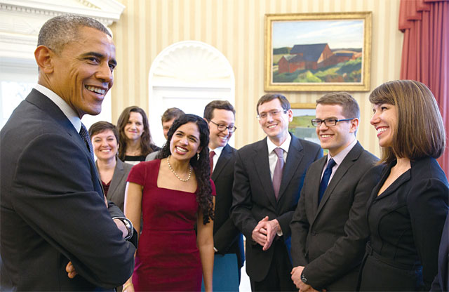 버락 오바마 전 미국 대통령이 재임 중 행동경제학을 정책에 접목한 백악관 산하 사회 및 행동과학팀(SBST)과 이야기를 나누고 있다. <사진 : 백악관>