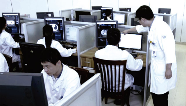 중국 저장성 인민의원의 의료진이 화상인식 시스템을 이용하고 있다. <사진 : 이투커지>