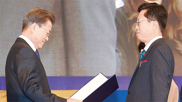 12월 5일 서울 코엑스에서 열린 제54회 무역의날 기념 행사에서 문재인 대통령이 하정수 세아상역 대표에게 은탑산업훈장을 수여하고 있다.