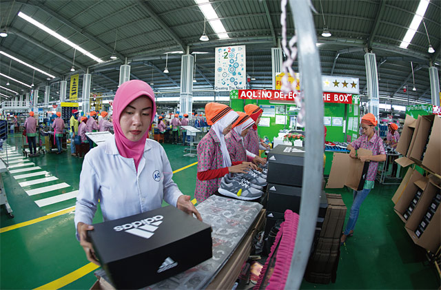 인도네시아의 아디다스 공장에서 직원들이 운동화를 만들고 있다. <사진 : 조선일보 DB>