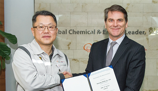 김희철(왼쪽) 한화토탈 대표가 국제표준인증기관인 DNV GL로부터 국제안전등급심사 평가에서 8등급을 획득한 인증서를 받고 있다.