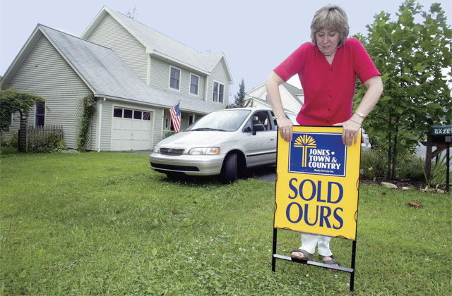 지난해 11월 미국의 신규 주택판매는 전월 대비 17.5% 증가해 2007년 7월 이후 가장 높은 수준을 기록했다. 미국 매사추세츠주의 한 주택 앞에 ‘판매 완료’를 알리는 게시물을 세우는 모습. <사진 : 블룸버그>