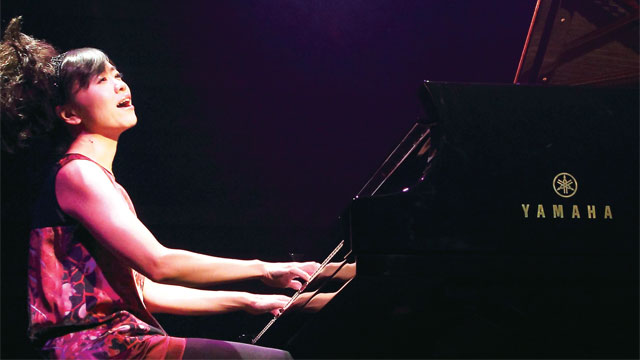 일본의 재즈 피아니스트 우에하라 히로미가 공연하고 있다. 그는 어린 시절 야마하음악교실에 다녔다. <사진 : 야마하>
