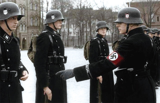 나치 친위대가 휴고보스가 만든 제복을 착용하고 있다. <사진 : 위키피디아>