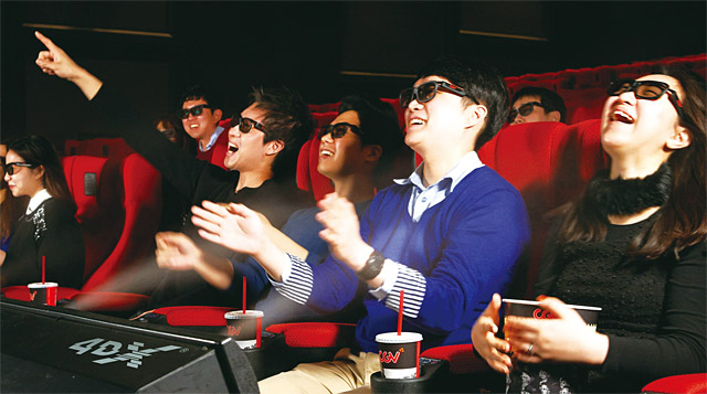 고객들이 CJ CGV 용산아이파크몰 오감 체험 특별관 ‘4DX’에서 영화를 보고 있다. <사진 : CJ CGV>
