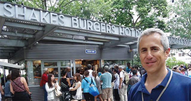 대니 마이어 쉐이크쉑 회장이 뉴욕 매디슨스퀘어파크의 쉐이크쉑 1호점 앞에 서 있다. <사진 : 블룸버그>