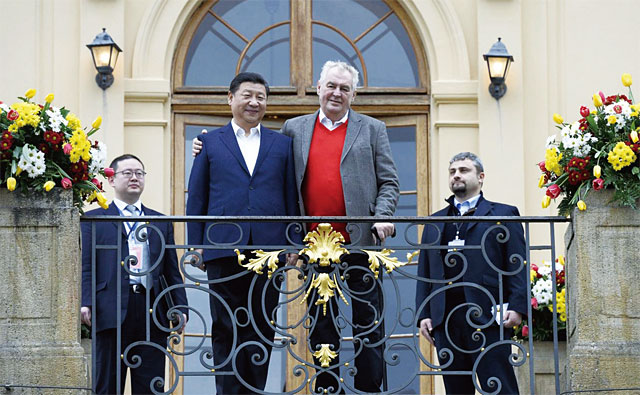 시진핑(왼쪽에서 두 번째) 중국 국가주석이 2016년 체코 국빈 방문 중 프라하의 대통령 관저에서 밀로시 제만 체코 대통령과 포즈를 취하고 있다. <사진 : 트위터 캡처>