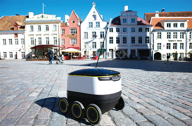 에스토니아 스타트업 ‘스타십’이 개발한 자율주행 배송 로봇이 수도 탈린의 구시가지를 달리고 있다. <사진 : 블룸버그>