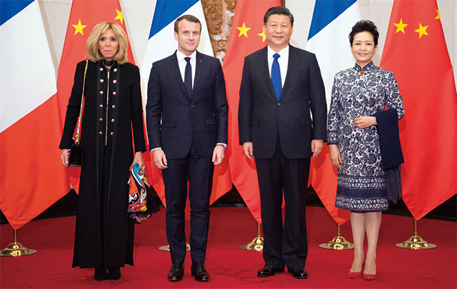 시진핑(오른쪽에서 두 번째) 중국 국가주석과 에마뉘엘 마크롱 프랑스 대통령은 지난 8일 중국 베이징에서 정상회담을 갖고 협력 방안을 논의했다. <사진 : 연합뉴스>