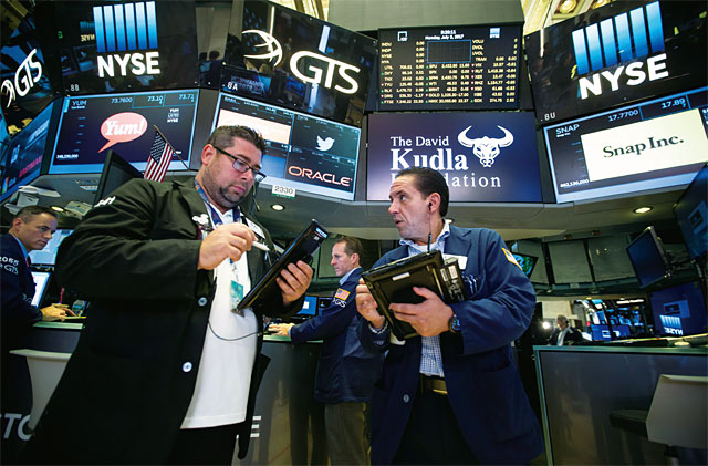 뉴욕증권거래소(NYSE)에서 근무 중인 트레이더들. <사진 : 블룸버그>