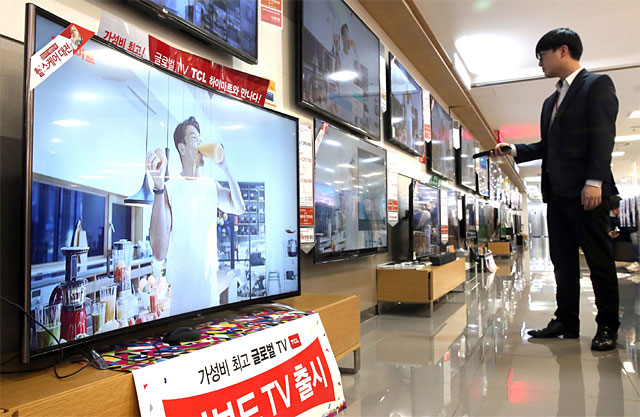 롯데하이마트는 미국, 유럽, 중국 등 다양한 해외 브랜드를 판매하고 있다. 사진은 롯데하이마트 서울역점에 진열된 중국 TCL의 TV. <사진 : 조선일보 DB>