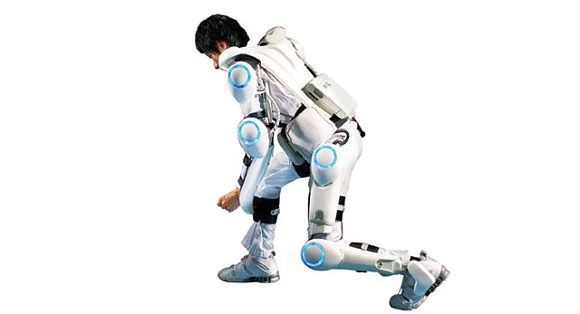 일본 사이버다인이 개발한 ‘HAL 로봇’ 슈트를 착용한 모습. <사진 : 트위터 캡처>