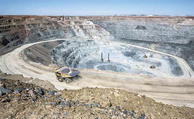 몽골 고비사막에 있는 오유 톨고이 광산. 구리와 금을 생산한다. 이 광산을 운영하는 ‘터콰이즈 힐 리소스’는 리오틴토의 자회사다. 지분 중 66%는 리오틴토가, 34%는 몽골 정부가 보유하고 있다. <사진 : 블룸버그>