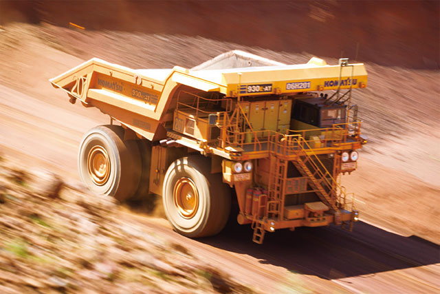 호주 필바라에 있는 광산에서 철광석을 나르는 대형 트럭이 이동하고 있다. <사진 : 블룸버그>