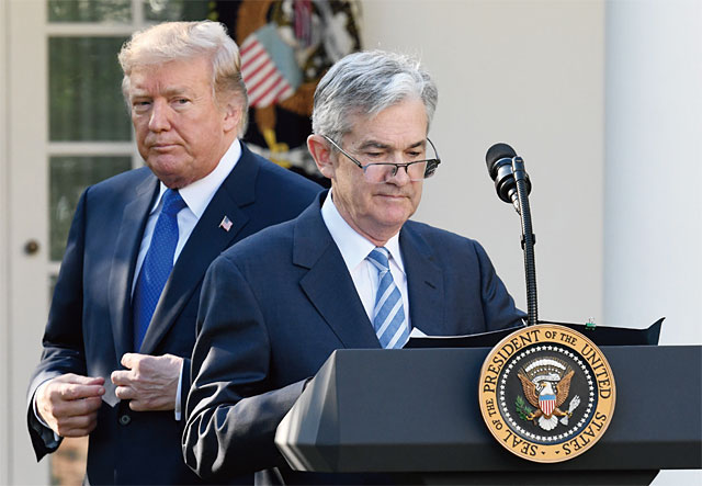 제롬 파월(오른쪽)이 다음 달 미 연방준비제도(Fed) 의장에 취임한다. Fed가 올해 몇 차례나 금리를 올릴지가 초미의 관심사다. <사진 : 블룸버그>