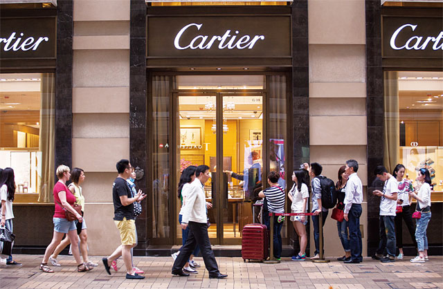 북미와 유럽을 대신해 아시아가 세계 패션 산업의 새로운 중심지로 떠오르고 있다. 홍콩 카르티에 매장 앞에 사람들이 줄을 서 있다. <사진 : 블룸버그>