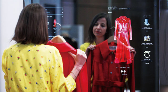 파페치가 지난해 영국 런던에서 선보인 ‘미래의 상점’. 소비자가 자신에게 어울리는 패션 아이템을 터치스크린 등 첨단 기술을 통해 고를 수 있게 했다. <사진 : 블룸버그>