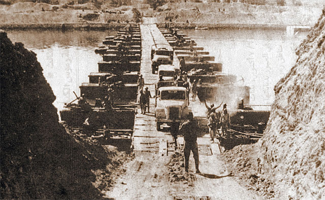 이집트군 트럭이 1973년 10월 7일 욤 키푸르 전쟁 중 수에즈 운하를 건너고 있다. <사진 : 위키피디아>