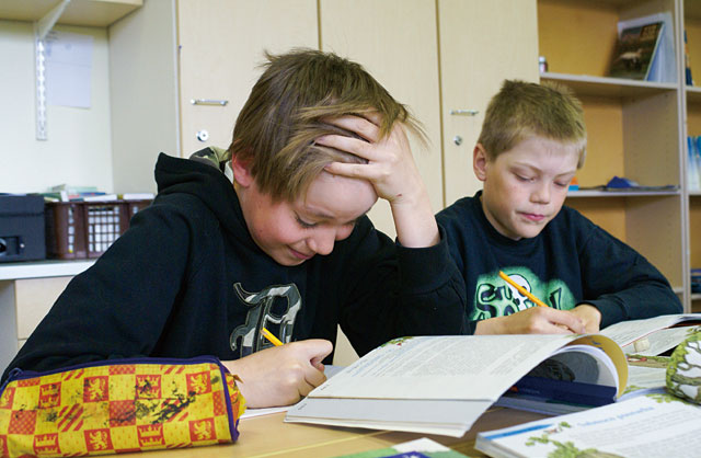 핀란드 초등학생들이 영어 숙제를 하고 있다. 핀란드는 영어를 잘하는 나라 순위에서 항상 수위에 든다.
