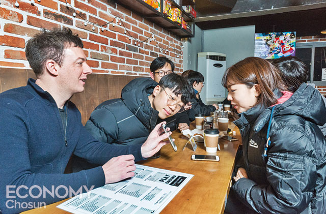 언어교환모임 ‘Friends in Korea’ 운영자 데이비드 룬드(왼쪽)가 한국 학생들과 대화하고 있다. <사진 : C영상미디어 김종연>