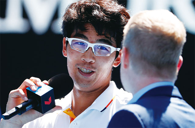 정현(왼쪽) 선수가 1월 24일 호주오픈 남자 단식 8강전에서 승리한 뒤 스타 테니스 선수 출신의 장내 아나운서인 짐 쿠리어와 인터뷰하고 있다. <사진 : 연합뉴스>