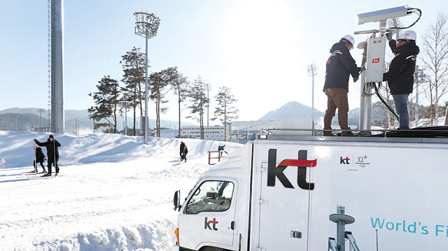 KT 직원들이 강원 평창군 알펜시아 올림픽파크의 5G 이동 기지국에서 통신망을 점검하고 있다. KT는 2월 평창 동계올림픽에서 열리는 다양한 경기를 5G 네트워크를 기반으로 시범 서비스한다. <사진 : KT>