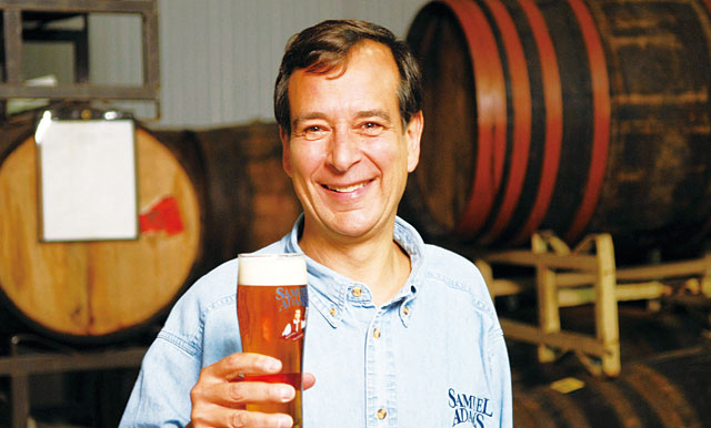 짐 코흐 보스턴비어컴퍼니 창업자가 잔에 따른 새뮤얼 애덤스 맥주를 들고 있다. <사진 : 블룸버그>