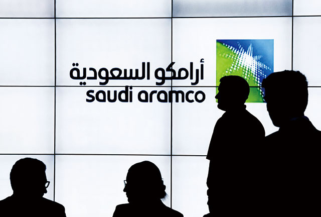 사우디아라비아 국영석유회사 아람코 상장을 앞두고 석유수출국기구는 국제유가를 높이려고 애쓰고 있다. <사진 : 블룸버그>