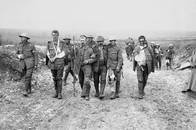 1916년 7월 19일 솜 전투에서 부상당한 영국군들. <사진 : 위키피디아>