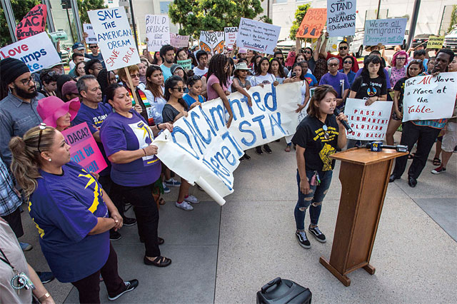 지난해 9월 5일 미국 캘리포니아주 어바인에서 한 대학생이 ‘다카(DACA)’ 폐지 방침에 반대하는 시위에 참가해 발언하고 있다. 다카는 불법 체류 청년의 추방을 유예하는 프로그램이다. <사진 : 조선일보 DB>