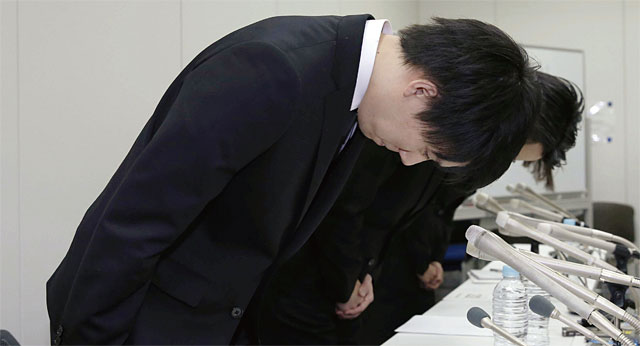 1월 27일 일본 도쿄에 있는 코인체크 본사에서 경영진이 사과하며 고개를 숙이고 있다. <사진 : 연합뉴스>