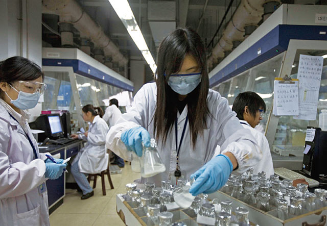 중국의 한 제약사 연구원들이 실험을 하고 있다. (사진은 기사와 무관) <사진 : 조선일보 DB>