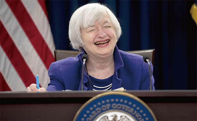 지난해 12월 워싱턴DC에서 열린 연방공개시장위원회(FOMC)에서 재닛 옐런 전 연방준비제도 의장이 브리핑하고 있다. <사진 : 블룸버그>