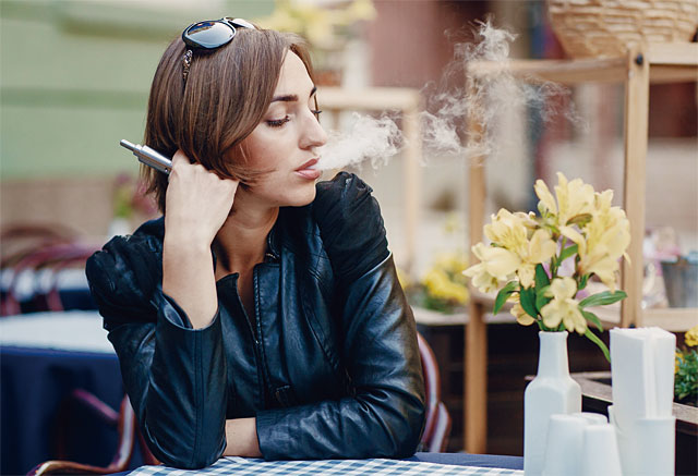전자담배를 피우고 있는 여성의 모습.
